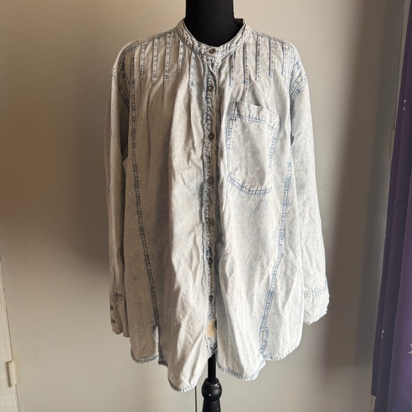 We The Free Tuck Denim Shirt Women’s Size Medium Oversized Fit Faded Blue - Picture 2 of 15